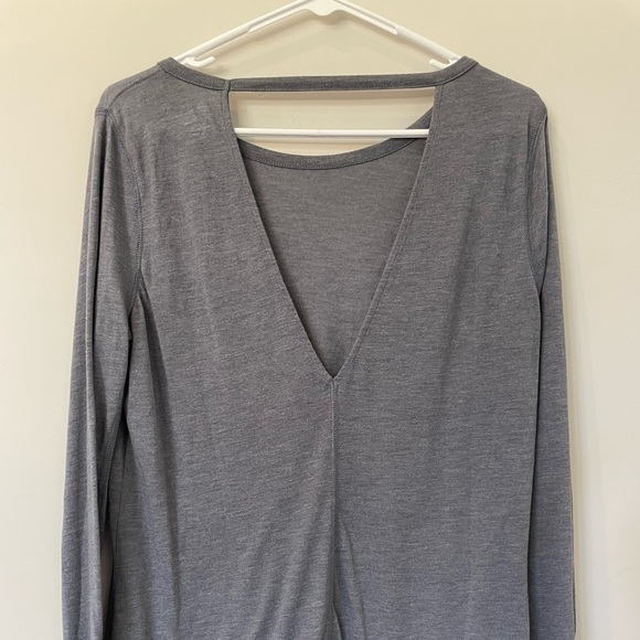 GREY LONG SLEEVE SHIRT WITH BACK-CUTOUT FROM GAP FIT - Picture 3 of 6